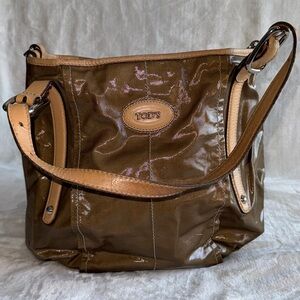 Tod’s shoulder bad for woman